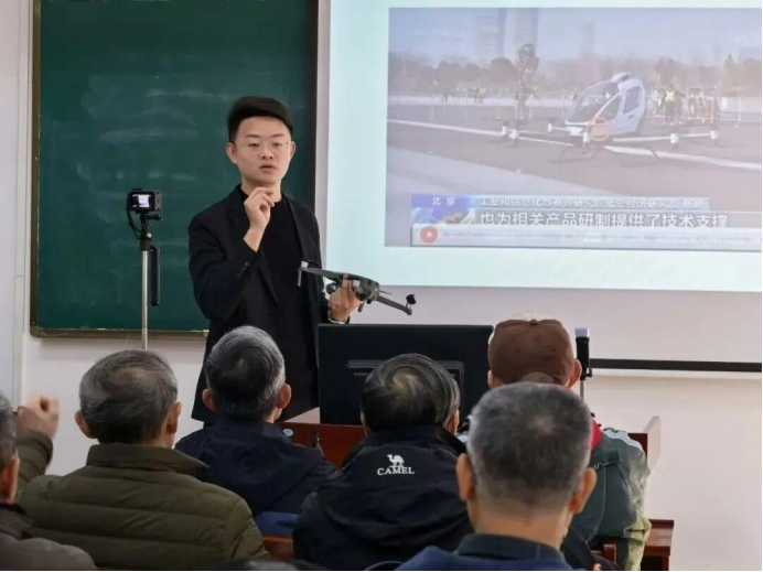 扬州翰德羽翼带着低空经济走进老年大学&mdash;&mdash;学员体验无人机航拍新视野